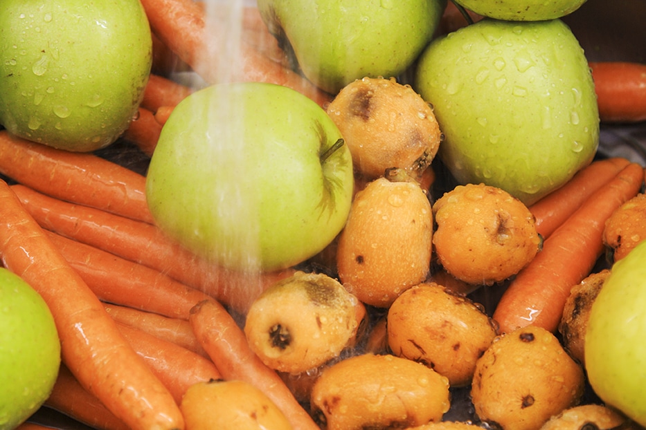 Un exemple de combinació de fruites: nespres, pomes i pastanagues