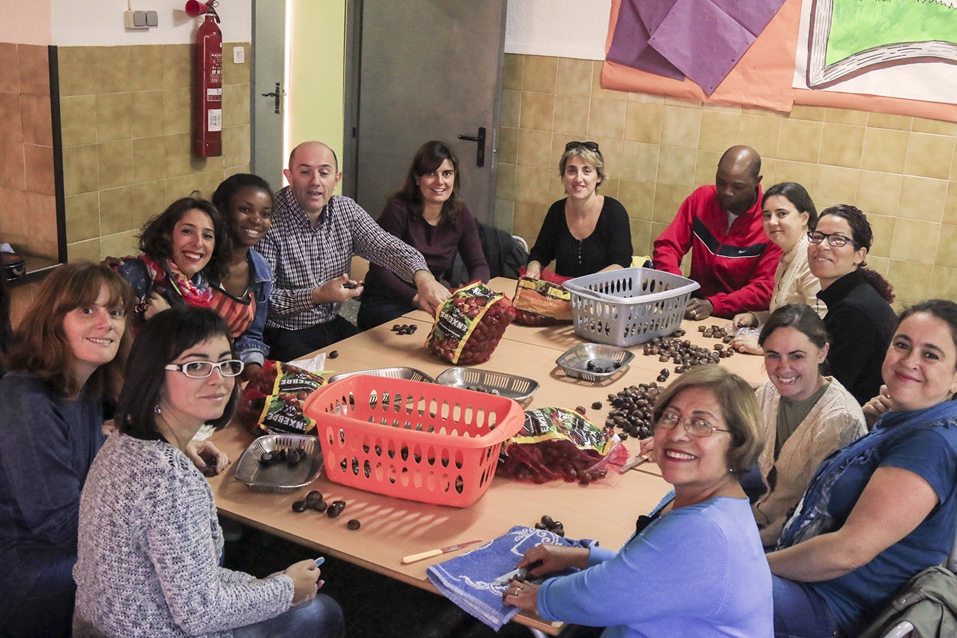 Voluntaris i voluntàries tallant les castanyes, al dematí de la festa